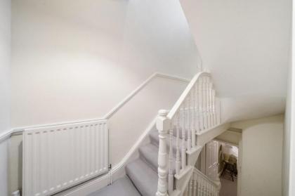 Elegant 5 bed Victorian Home in South Kensington - image 12