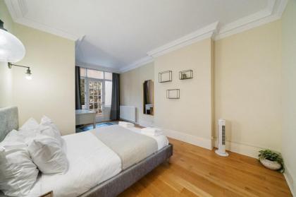 Elegant 5 bed Victorian Home in South Kensington - image 14
