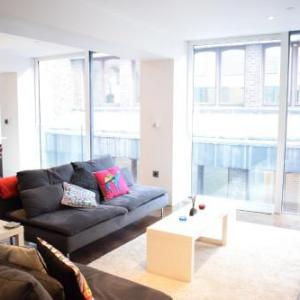 Beautiful Newly Renovated 2 Bed Apartment in Bank