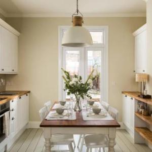 Bright 1BR Modern Home w/Terrace in West London