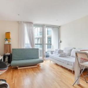 Chic 1bed sleeps 4 wbalcony 8min to Canary Wharf London