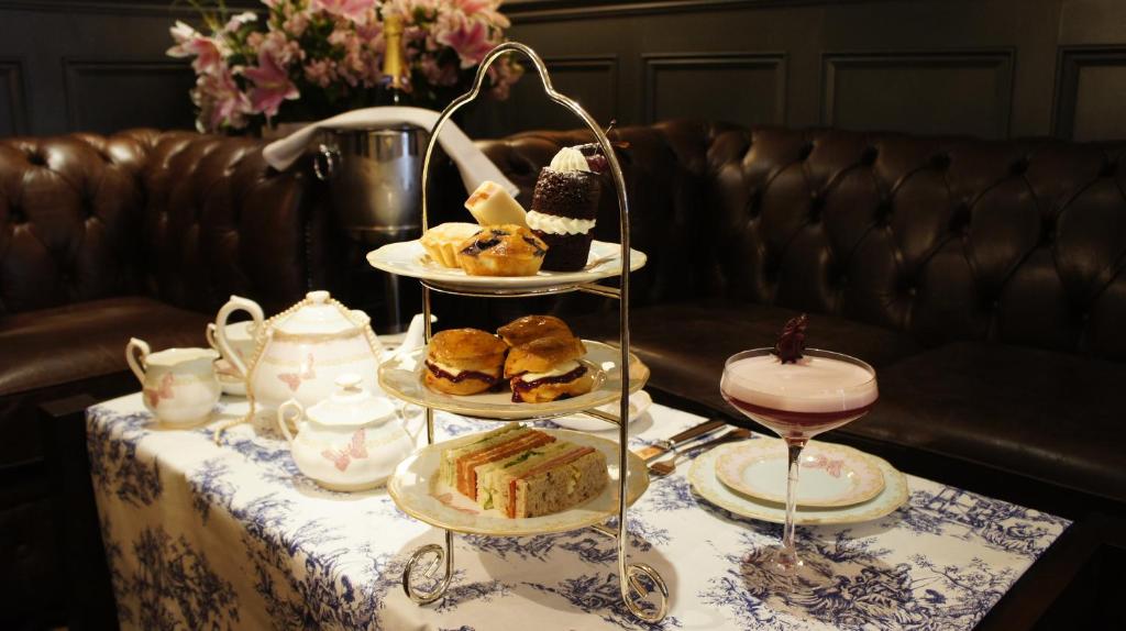 The Mandeville Hotel - image 2