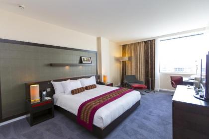 Hilton London Canary Wharf - image 1