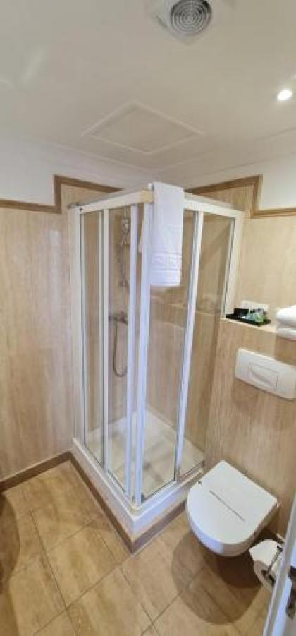 Hotel 82 London - image 10