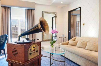 Waldorf London Hilton - image 8