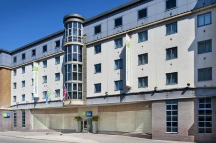 Holiday Inn Express London City - image 1