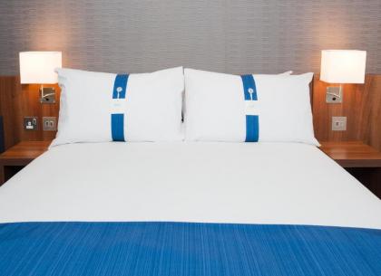 Holiday Inn Express London City - image 10