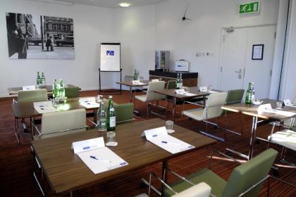 Holiday Inn Express London City - image 16