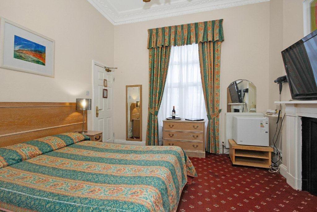 Kingsway Park Hotel - image 2