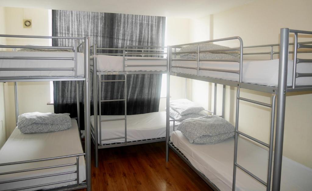 Kensal Green Backpackers - image 3