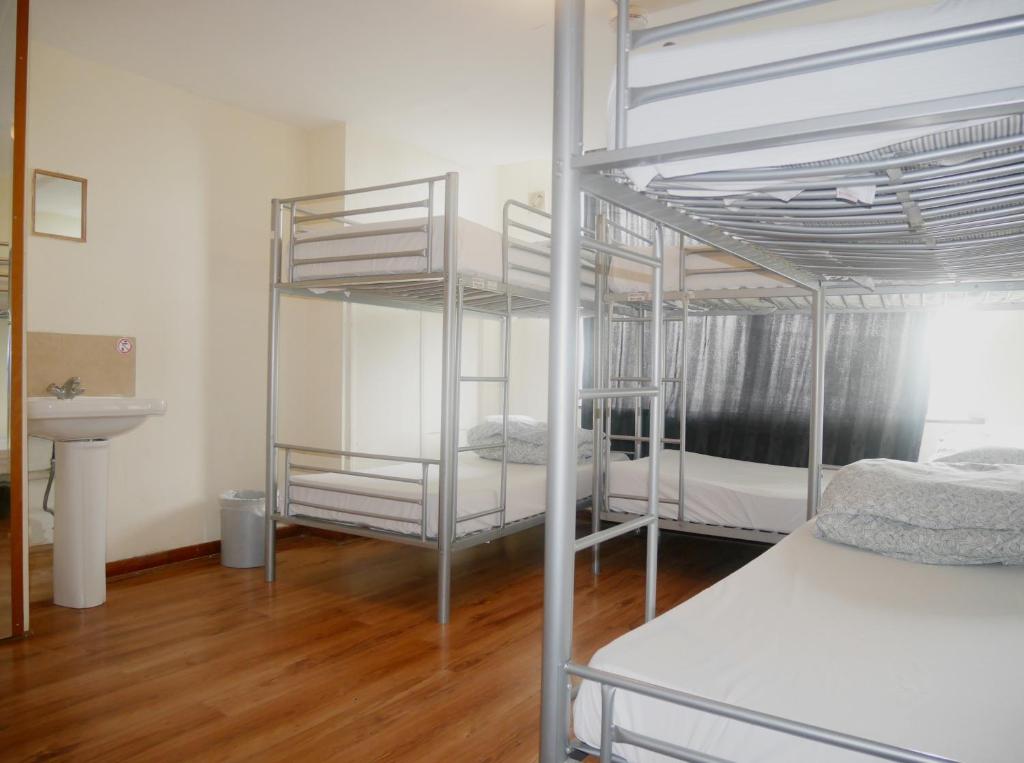 Kensal Green Backpackers - image 7