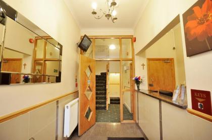 Elmwood Hotel - image 19