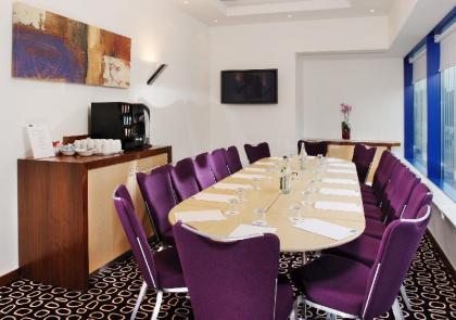 Holiday Inn Express London Golders Green - image 10