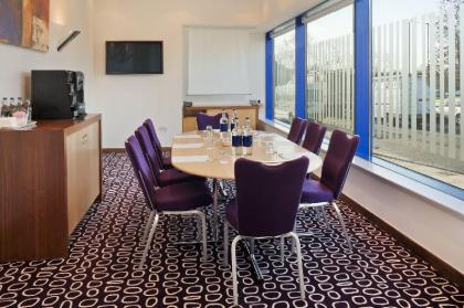 Holiday Inn Express London Golders Green - image 8