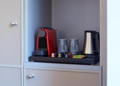 54 Queen's Gate Hotel - image 3