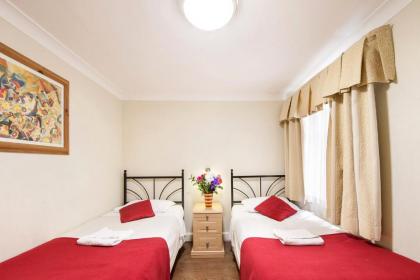Fairway Hotel - image 16