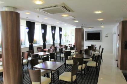 Ambassadors Hotel - image 10