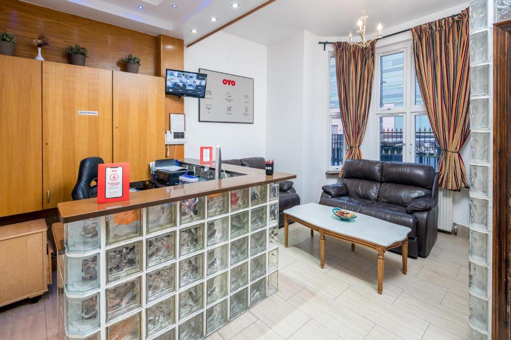 Abbey Hotel - image 4