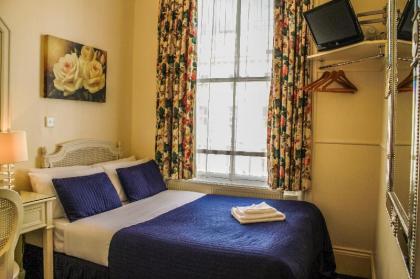 Blades Hotel - image 2