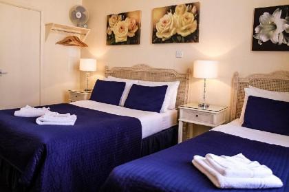 Blades Hotel - image 3
