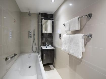 Holiday Inn London - Kensington High St. - image 2
