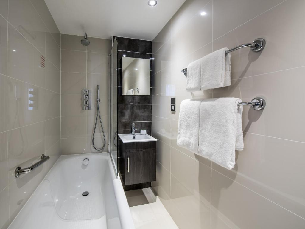 Holiday Inn London - Kensington High St. - image 2
