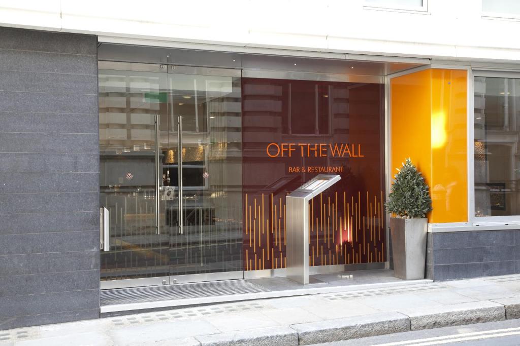 Apex London Wall Hotel - image 3