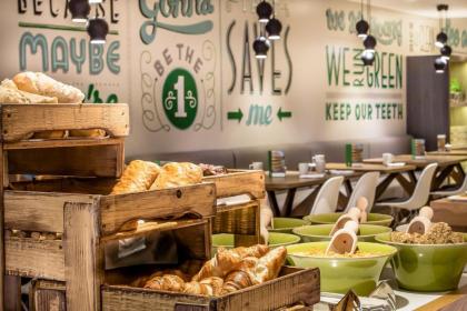 Holiday Inn London Camden Lock - image 11