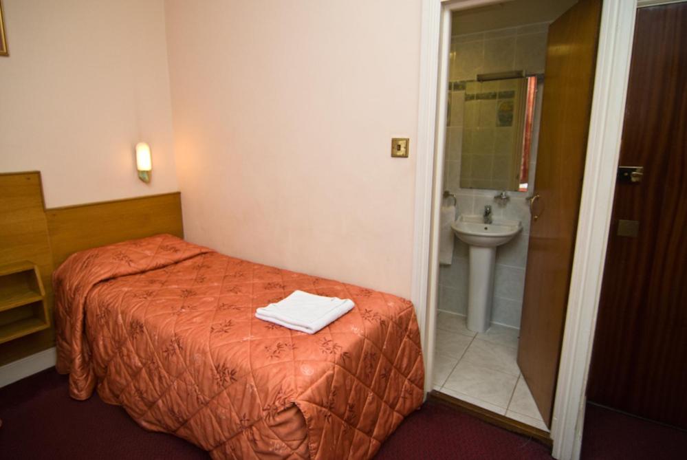 Alexandra Hotel - image 3