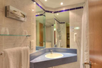 Holiday Inn Express London Limehouse - image 3
