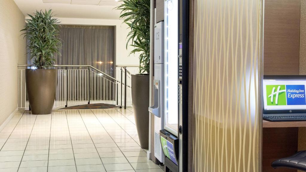 Holiday Inn Express London Limehouse - image 4