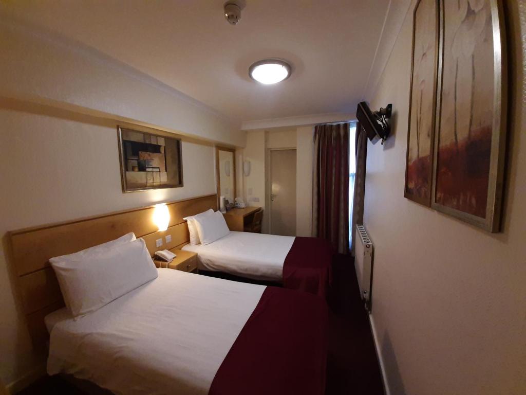 Americana Hotel - image 2