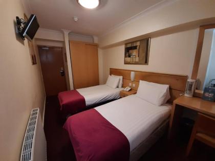 Americana Hotel - image 3