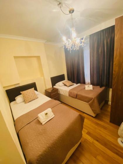 London Hotel - image 17