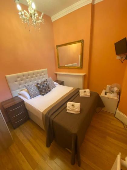 London Hotel - image 18