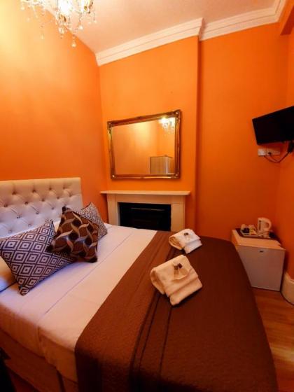 London Hotel - image 2