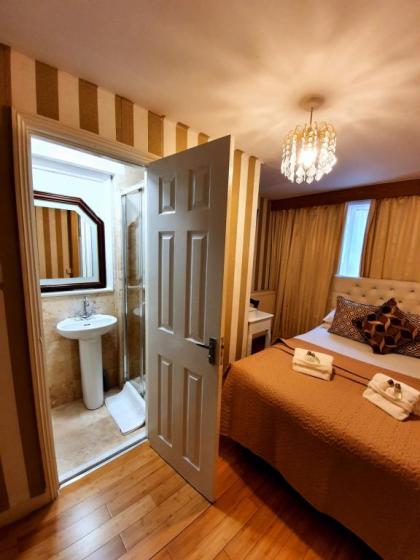 London Hotel - image 3
