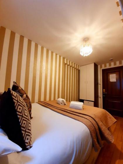 London Hotel - image 4