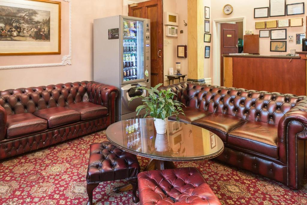 Dolphin Hotel - image 3