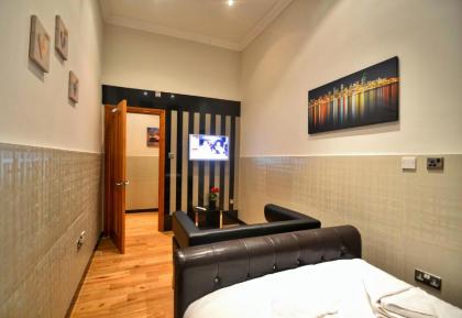 Hyde Park Apartments - image 16