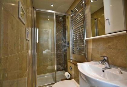 Hyde Park Apartments - image 4