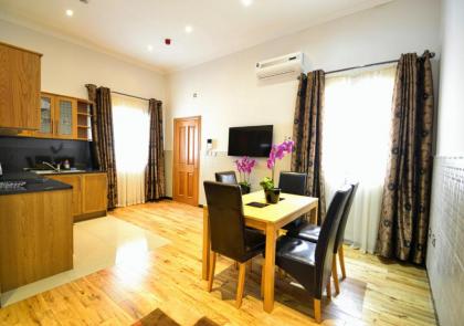 Hyde Park Apartments - image 5
