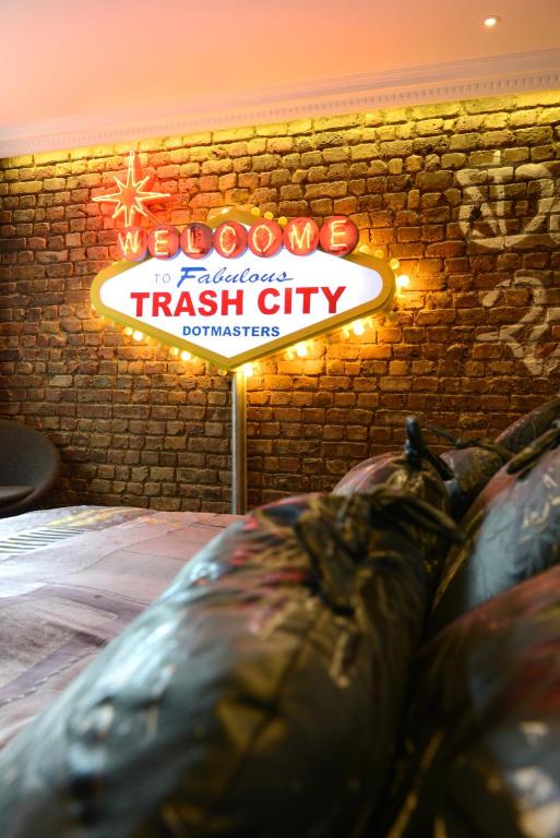 The Exhibitionist Hotel - image 5