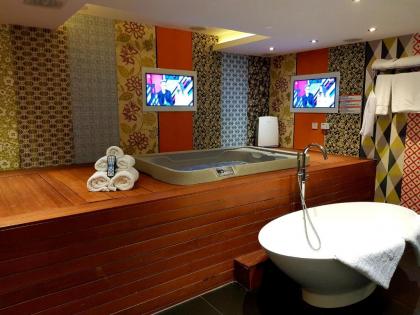The Exhibitionist Hotel - image 9