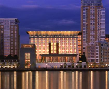 Canary Riverside Plaza Hotel - image 1