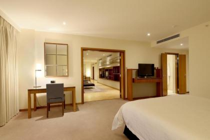 Canary Riverside Plaza Hotel - image 4