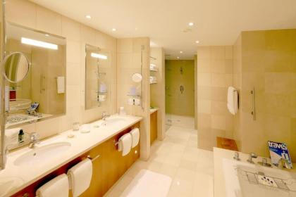Canary Riverside Plaza Hotel - image 7