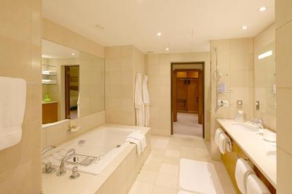 Canary Riverside Plaza Hotel - image 8