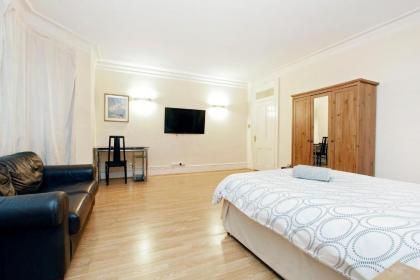 Hyde Park Serviced Rooms - image 20