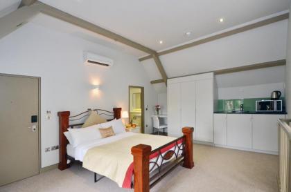Arch Hotel - image 1